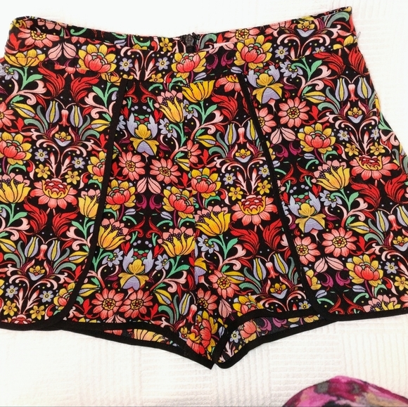 Floral Patterned Women's Skort Size Small - Picture 5 of 5